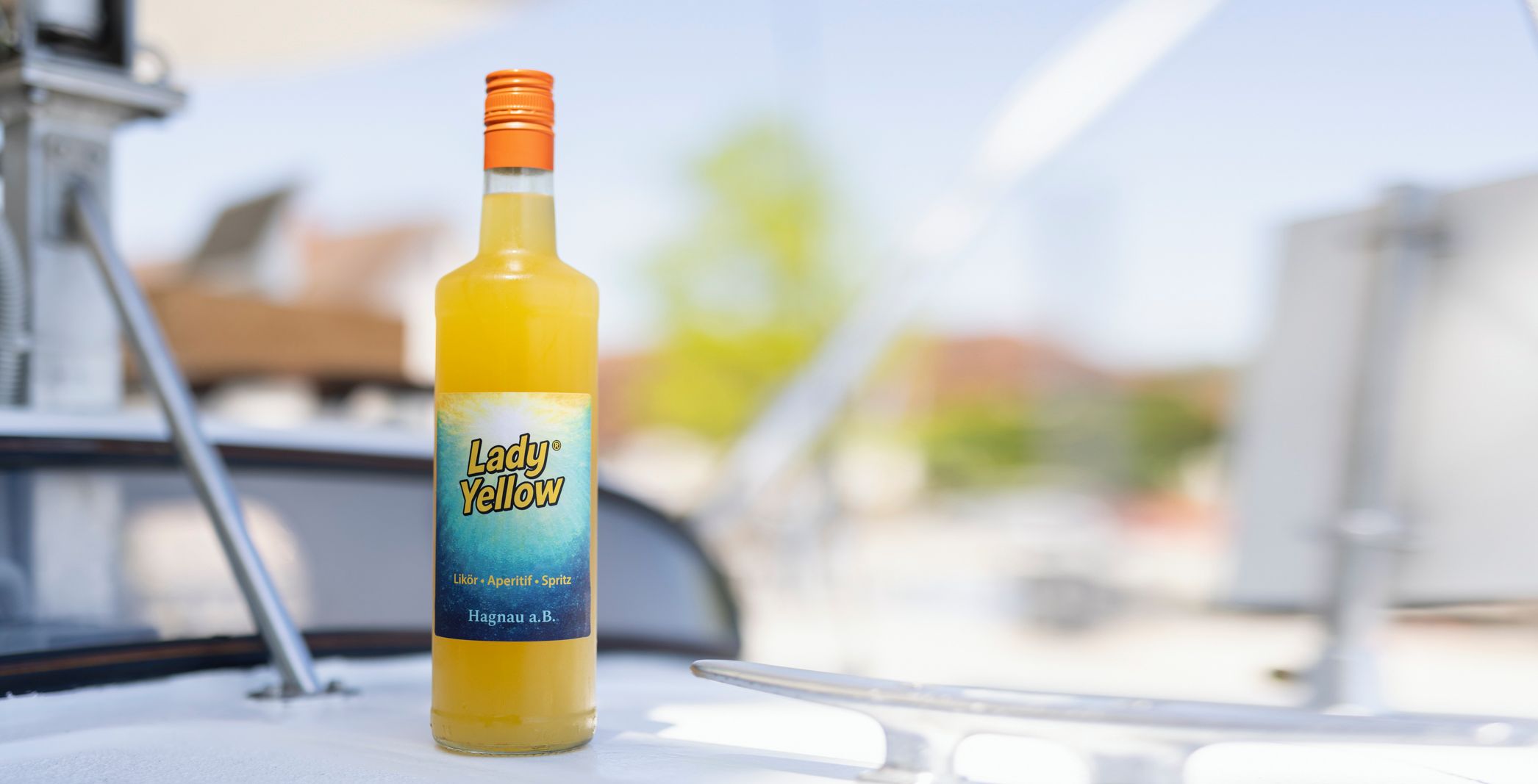 Lady Yellow Flasche auf einem Boot vor sommerlicher Kulisse