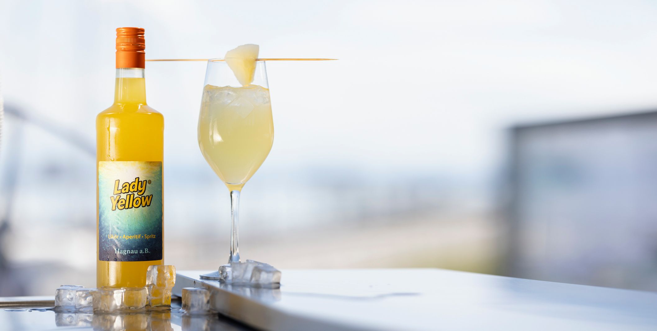 Lady Yellow Birnenlikör und Spritz auf einem Boot