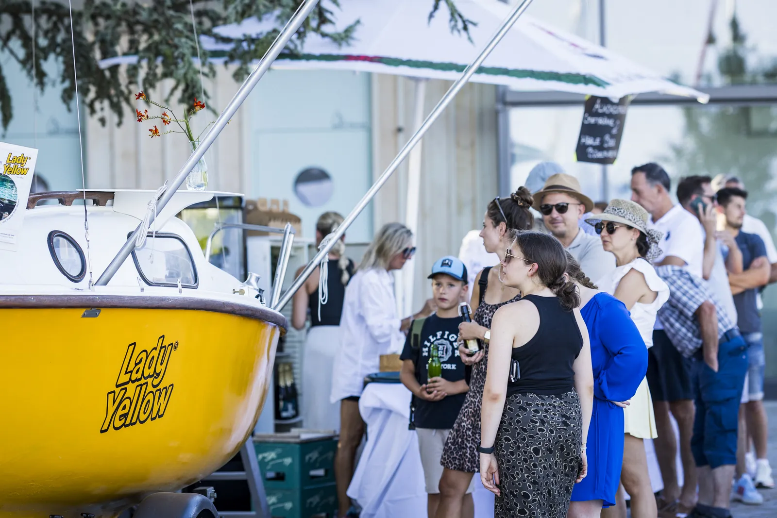 Besucher am Lady Yellow Boot bei einem sommerlichen Event