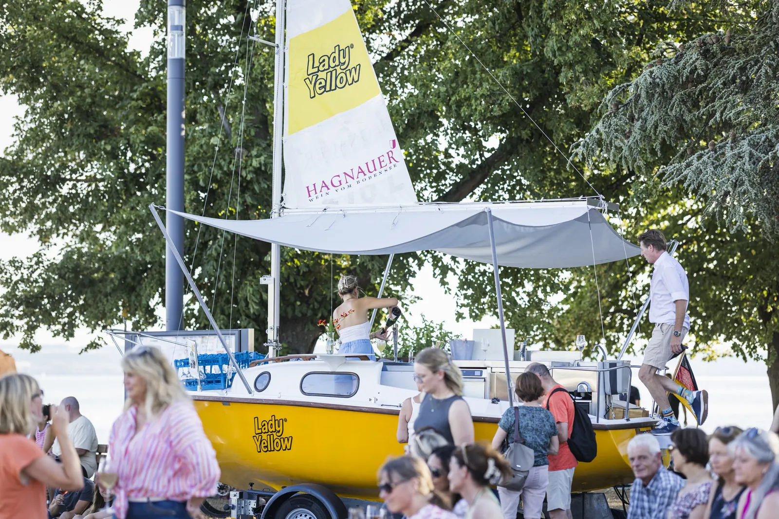 Lady Yellow Event rund um das gelbe Markenboot