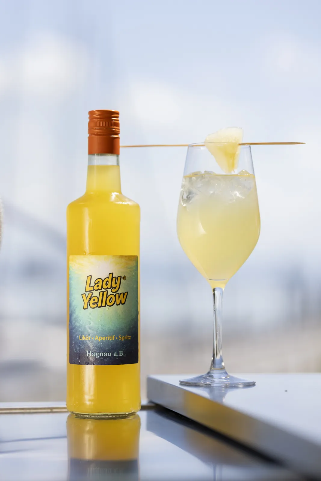 Lady Yellow Flasche und Spritz vor heller Kulisse