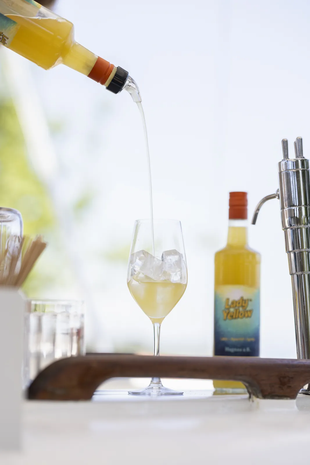 Lady Yellow wird frisch in ein Glas eingeschenkt