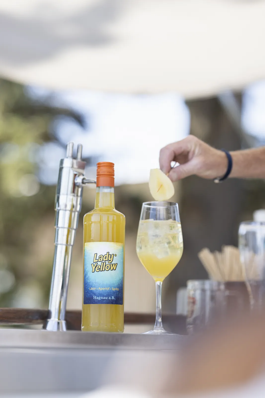 Zubereitung eines Lady Yellow Spritz