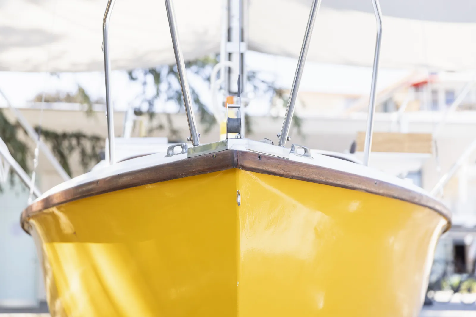 Lady Yellow Flasche auf einem gelben Boot
